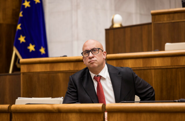 Progresívne Slovensko a Demokrati žiadajú odstúpenie Ráža, ľudia pri ceste vlakom riskujú životy