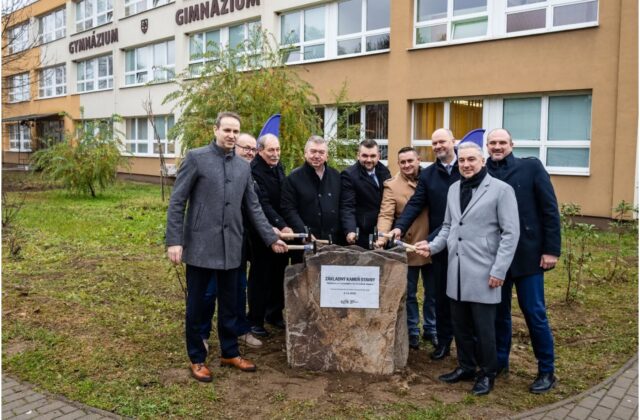 V Kráľovskom Chlmci bude nová krytá plaváreň, zástupcovia mesta a kraja poklepali základný kameň