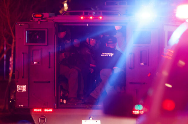 Polícia pátra po páchateľovi, ktorý zabil dvoch ľudí na univerzite v USA – FOTO