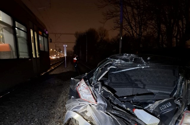 Policajti zasahovali pri zrážke vlaku s autom, vodič vošiel na koľajisko a zostal tam zakliesnený – FOTO