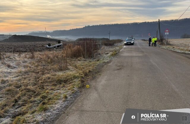 Tragická nehoda v okrese Prešov, vodič zišiel mimo cestu a auto skončilo prevrátené na streche – FOTO