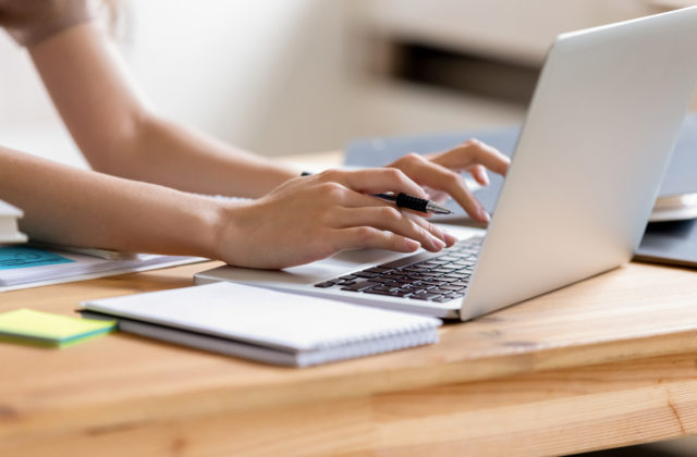 Práca pre platformy a digitálne aplikácie predbehla zákony, Tomášovo ministerstvo sa to chystá zmeniť