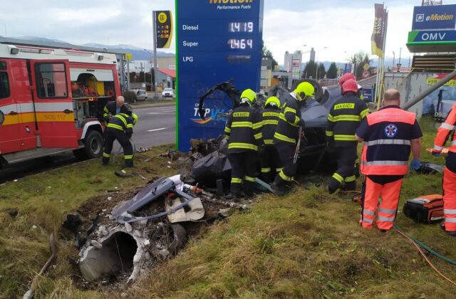 Tragická nehoda v Prievidzi, zdemolované auto ľudia dlho ignorovali – FOTO
