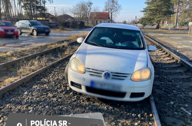 Vlaky na Záhorí stoja, železničnú premávku na Záhorí zastavilo auto v koľajisku – FOTO