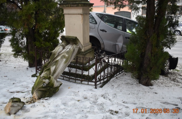 Mladý vodič zišiel v Boleráze z cesty, doplatila na to socha svätého Rochusa – FOTO