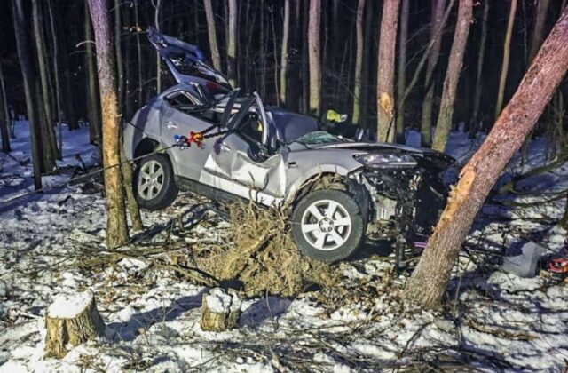 Tragická dopravná nehoda si vyžiadala život 79-ročného vodiča, vozidlo ostalo zakliesnené medzi stromami
