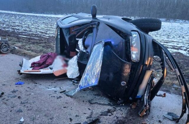 Vodič prešiel do protismeru a čelne narazil, nehoda si vyžiadala ťažko zranených – FOTO