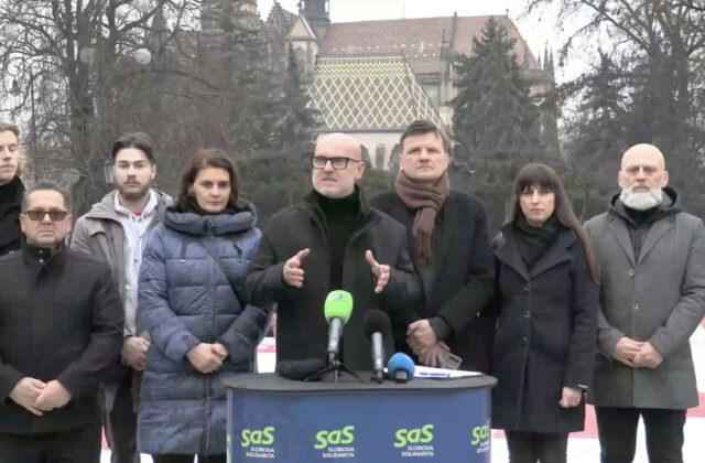 SaS chce zastaviť mafiánske praktiky Ficovej vlády, s petíciou vyrazila medzi ľudí – VIDEO