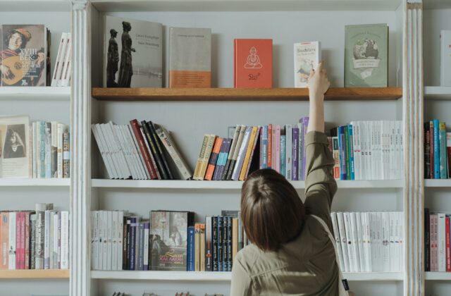 Neležia vám na polici bez úžitku stovky eur? Knižný scanner Bookbotu vám ich pomôže nájsť