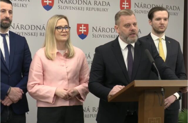 V USA útočí na EÚ a v Bruseli ohovára Trumpa, Ficova zahraničná politika znepokojuje opozičné strany