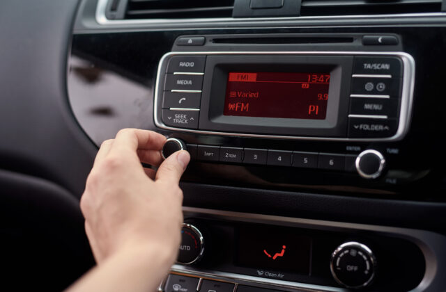 Rádio je najdôveryhodnejším typom média v Európe, podľa prieskumu dôvera v online prostredí dlhodobo klesá