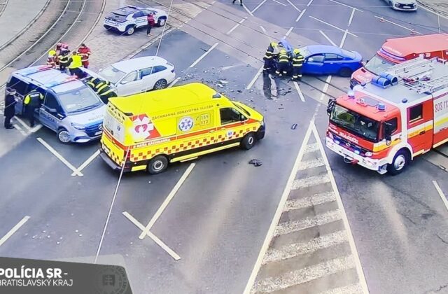 Nehoda na Trnavskom mýte ochromila dopravu, dve autá po zrážke skončili v koľajisku – FOTO