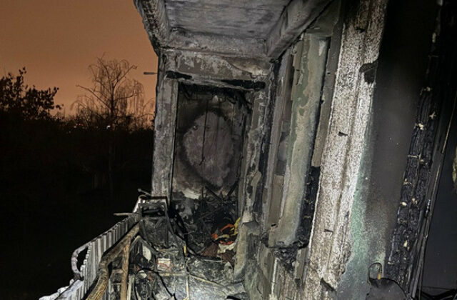 Požiar paneláku v Ružinove si vyžiadal evakuáciu viacerých vchodov, ľudia skončili v opatere záchranárov – FOTO