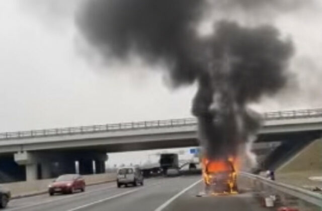 Na ceste pri Bratislave sa vznietilo auto, polícia vyzývala vodičov k opatrnosti – VIDEO