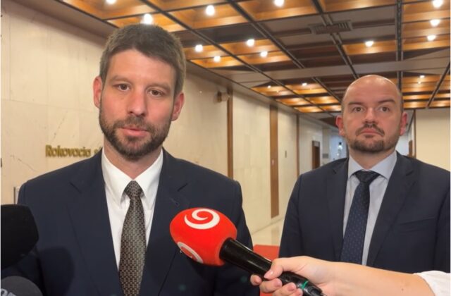 Rozprava k odvolávaniu vlády sa bude konať v noci, Šimečka hovorí o papalášizme a pohŕdaní – VIDEO