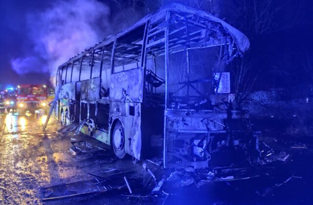Na Liptove sa zrazil autobus s kamiónom, jeden z vodičov uhorel a viacero ľudí je zranených – FOTO