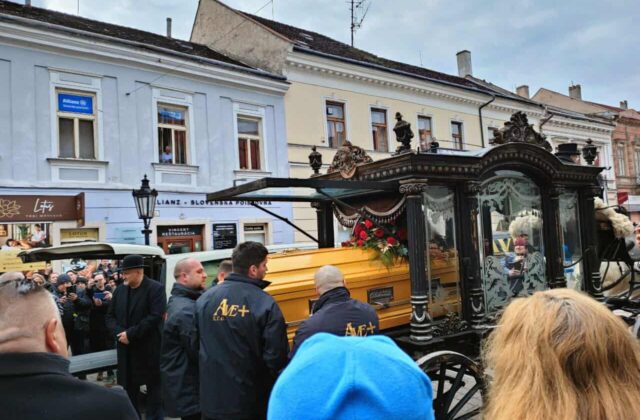 V Košiciach sa lúčia s rómskym kráľom Róbertom Botošom, rakvu viezli na koči ťahanom koňmi – VIDEO, FOTO