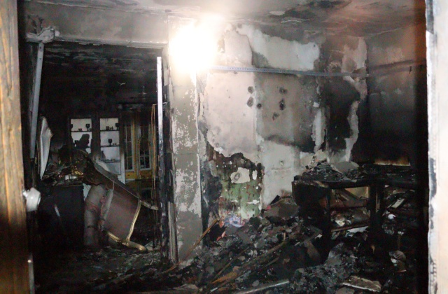 Požiar bytovky v Lemešanoch spôsobil predbežnú škodu za 80-tisíc eur, obyvatelia museli stráviť noc v kultúrnom dome – FOTO