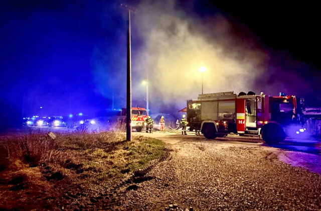 Nočný požiar sa skončil tragicky, v dome v Trnovci nad Váhom zomreli dvaja ľudia – FOTO