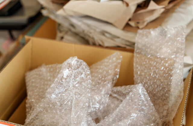 Koniec bublinkových fólií či polystyrénových výplní. E-shopy budú musieť baliť tovar po novom