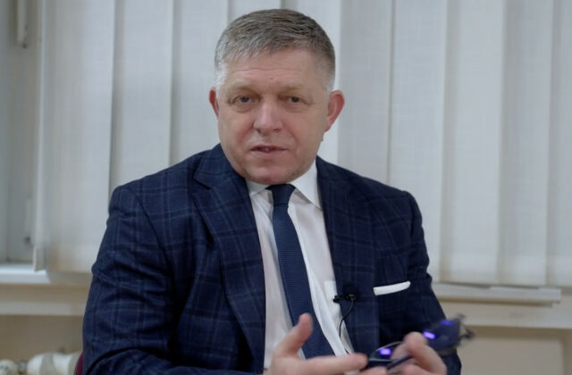 Zelenský nás podľa Fica permanentne poškodzuje, Slovensko sa nenechá donútiť zmeniť mierový postoj na vojnový – VIDEO