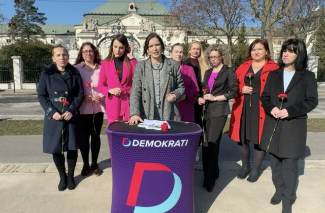 Členky Demokratov vrátili kvety k MDŽ pred úrad vlády, odmietajú prázdne gestá