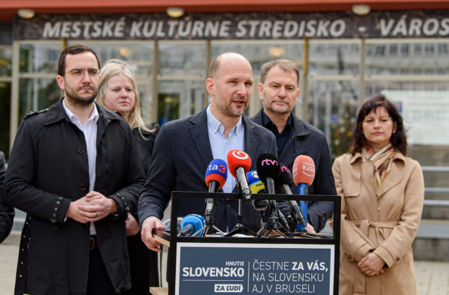 Grendel žiada od Blanára transparentnosť, verejnosť má podľa neho vedieť o preletoch amerických lietadiel