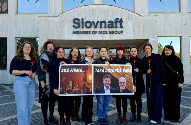 Znepokojené matky protestovali pred Slovnaftom, kritizujú členstvo Miroslava Lajčáka v dozornej rade – FOTO