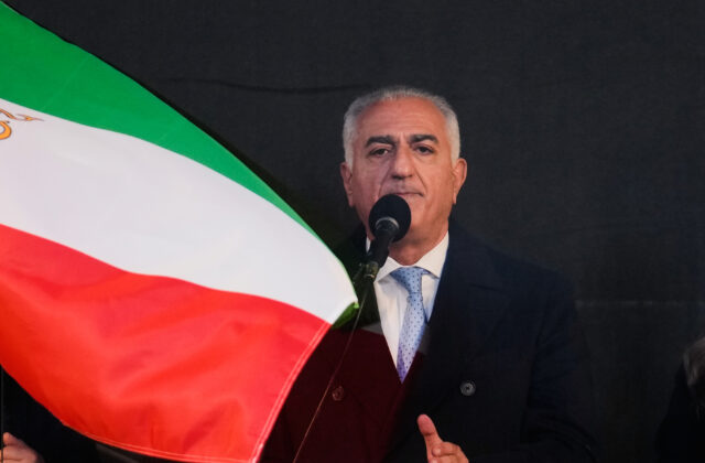 Syn zosadeného šáha sa hlási o slovo. Exilový korunný princ Rezá Pahlaví chce viesť Irán po páde režimu
