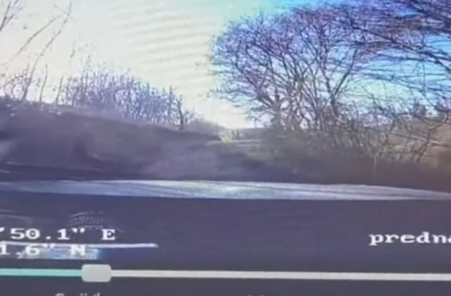 Nevodič unikal pred policajtami, autom skončil v rokline. Prevrátili sa aj privolaní hasiči – VIDEO