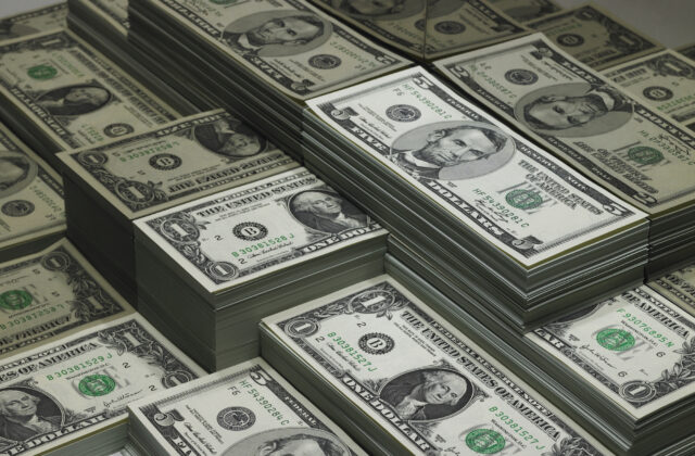 Tajná skrýša pri prechode hranice mužovi nevyšla, colníci mu v palubovke našli takmer pol milióna dolárov