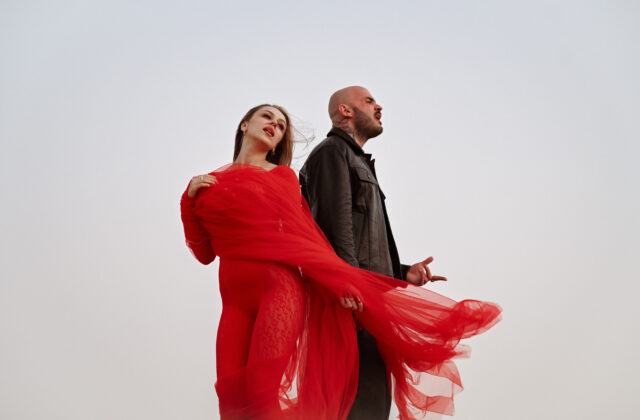 Majself a Nia opäť spojili sily. Novinka „Stále dúfam“ prináša silnú emóciu aj orientálny videoklip z pieskových dún – VIDEO, FOTO