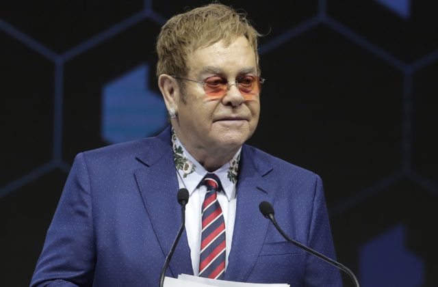 Britská vláda po kritike hudobníkov ustúpila od plánov v oblasti autorských práv a umelej inteligencie