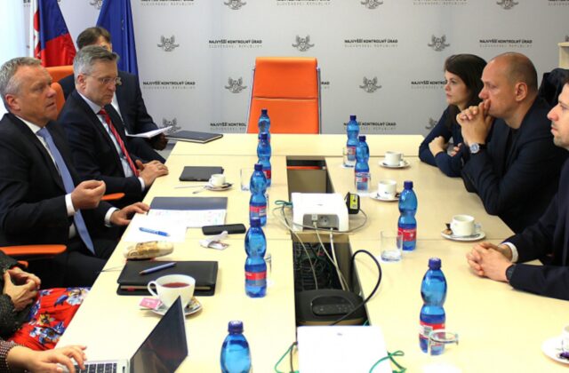 Nezávislé štátne inštitúcie čelia rastúcemu tlaku, predsedovia NKÚ a PMÚ žiadajú od prezidenta podporu pre ich samostatnosť – FOTO