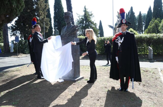 Ministerka kultúry Šimkovičová odhalila na Pamätnom cintoríne Campo Verano v Ríme bustu generála Milana Rastislava Štefánika – FOTO