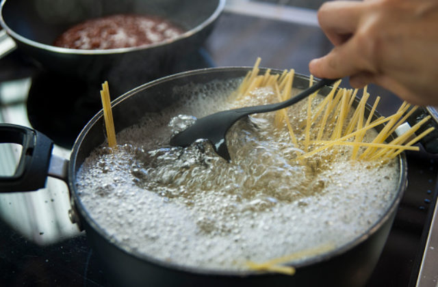 Na pultoch známej siete predajní sa objavila škodlivá naberačka na špagety, obsahuje nadlimit niklu