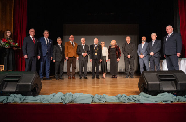 Mesto Stropkov rozdávalo ocenenia. Čestným občanom sa stal úspešný rodák zo zahraničia – FOTO