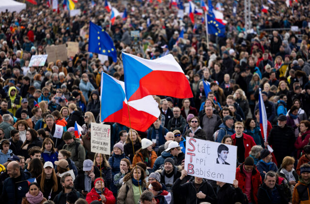 Masívny protest v Prahe proti Babišovej vláde, do ulíc vyšli desaťtisíce ľudí – FOTO