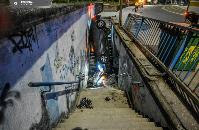 Auto, ktoré v Košiciach vletelo do podchodu, šoféroval policajt Úradu inšpekčnej služby