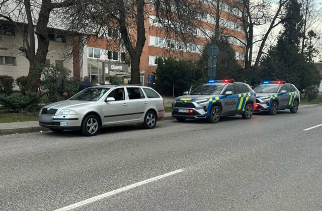Policajti v Zlatých Moravciach pomohli seniorke, ktorá čelila nátlaku pri nevyžiadanej oprave strechy