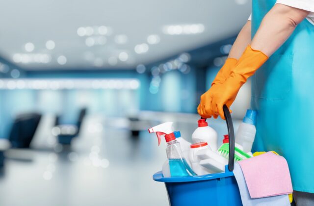 Prepustené upratovačky dostanú odstupné nad zákonný rámec, ministerstvo ponúkne niektorým ďalšie uplatnenie