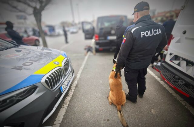 Policajti zadržali počas protidrogovej akcie dvoch mužov