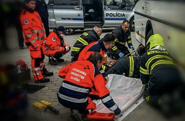Tragédia na autobusovej stanici v Strážskom, po zrážke s autobusom človek zomrel – FOTO
