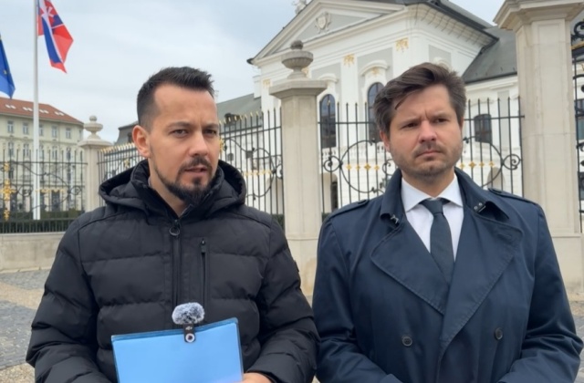 Demokrati odovzdali Pellegrinimu list s právnymi argumentmi pre vyhlásenie referenda, žiadajú ho aj o osobné prijatie – VIDEO