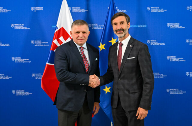 Zrada a kolaborácia. Opozícia reaguje na Szijjártóov škandál, v ktorom lieta aj Ficova vláda