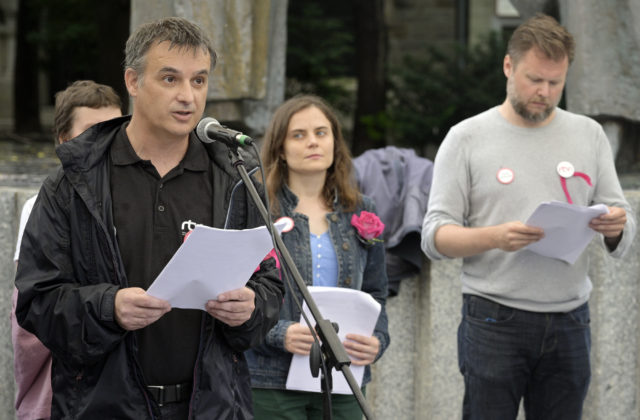 Útok na reportéra STVR Bradu nezostal bez odozvy, Asociácia európskych novinárov sa postavila na jeho stranu