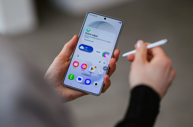 Viac než polovica Európanov priznáva, že na verejnosti občas sleduje displeje cudzích telefónov, takmer štvrtina to robí zo zvedavosti