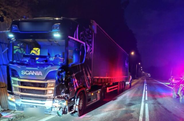 Tragédia v Ružomberku. Chodec neprežil zrážku s nákladiakom, kráčal stredom cesty – FOTO