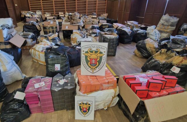 Počas nočnej kontroly na R4 zadržali colníci tisíce falzifikátov svetových značiek