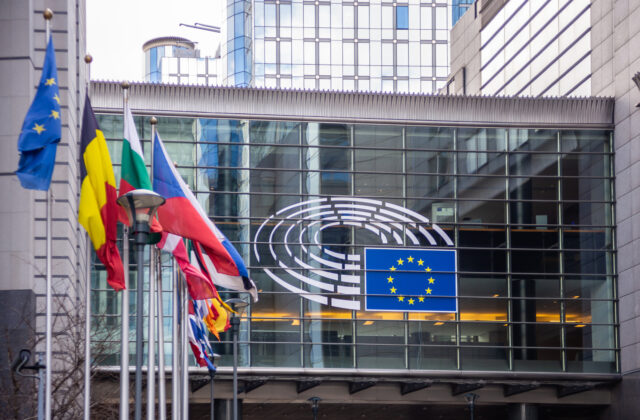 Európska komisia čelí kritike: Jej hodnotenie tabakovej legislatívy vraj ignoruje fakty a ohrozuje cieľ „Európy bez dymu“